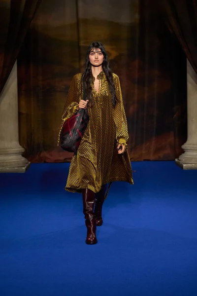 Look 30